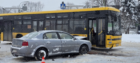 SANOK: Zderzenie autobusu miejskiego z osobówką. Jedna osoba ranna [VIDEO, ZDJĘCIA]