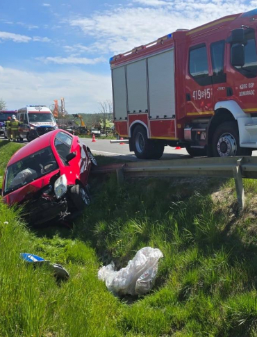 Groźna kolizja na DK19 w Domaradzu. Auto wypadło z drogi [ZDJĘCIA]