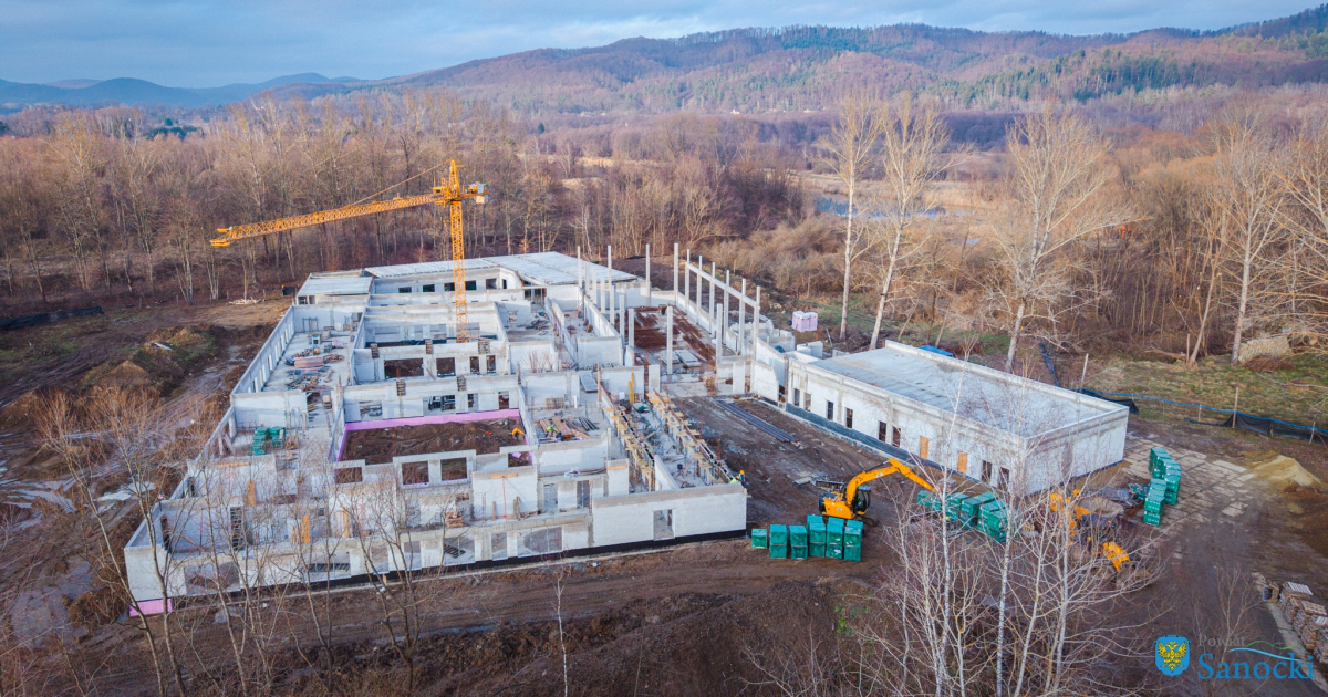 SANOK: Nowy budynek SOSW rośnie w oczach. Budowa wkracza w najważniejszy etap [ZDJĘCIA Z LOTU PTAKA]
