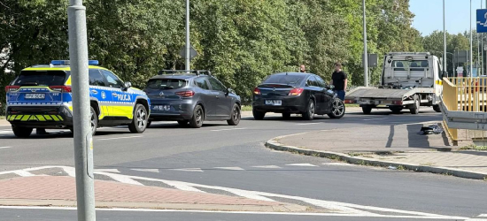 Kolizja dwóch aut przy ulicy Królowej Bony. Kierowca nie ustąpił pierwszeństwa [VIDEO, ZDJĘCIA]