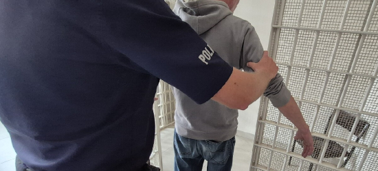 Zwrócił na siebie uwagę nerwowym zachowaniem. 41-latek prosto ze sklepu trafił do więzienia