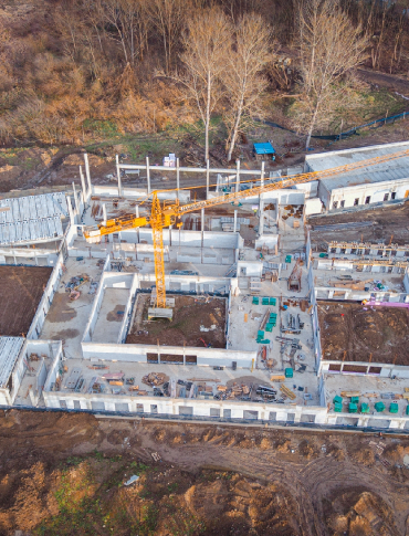 SANOK: Nowy budynek SOSW rośnie w oczach. Budowa wkracza w kluczowy etap [ZDJĘCIA Z LOTU PTAKA]