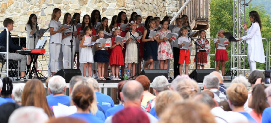 SANOK: Patriotyczne śpiewanie z zespołami „Soul” i „Souliki” na dziedzińcu zamkowym