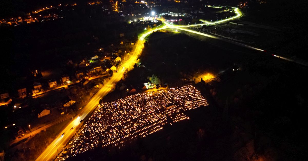 Morze Świateł na Posadzie: Cmentarz w Sanoku w Dniu Pamięci [VIDEO, ZDJĘCIA]