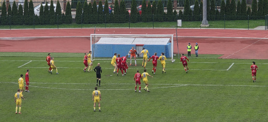 PIŁKA NOŻNA: Trzy karne i pięć bramek w Sanoku. Polonia wywozi komplet punktów [VIDEO, ZDJĘCIA]