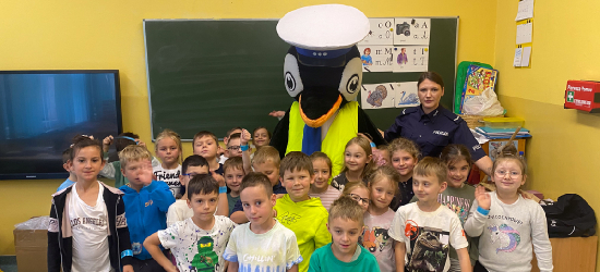 SANOK: Policjanci dbają o bezpieczeństwo najmłodszych. Pomaga im pingwin Stefan