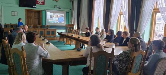 SANOK: Policjanci i prawnicy wspólnie przeciw oszustwom. Akcja „Niebieski Parasol – Nie daj się oszukać!”
