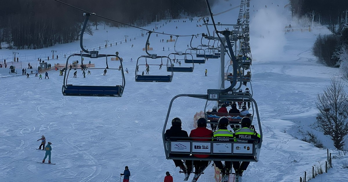 BIESZCZADY: Policjanci przypominają narciarzom o bezpieczeństwie na stoku [ZDJĘCIA]