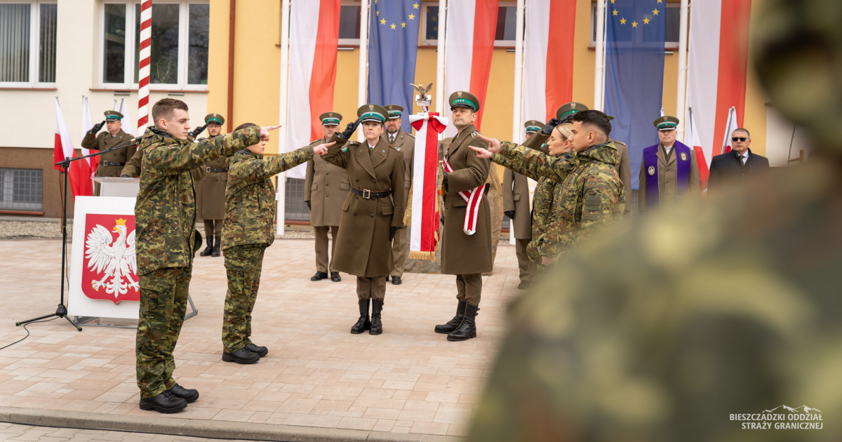 Nowi funkcjonariusze w szeregach Straży Granicznej. Ślubowanie i awanse [VIDEO, ZDJĘCIA]