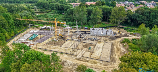 Budowa Specjalnego Ośrodka Szkolno-Wychowawczego w Sanoku. Prace ziemne zakończone [ZDJĘCIA Z LOTU PTAKA]