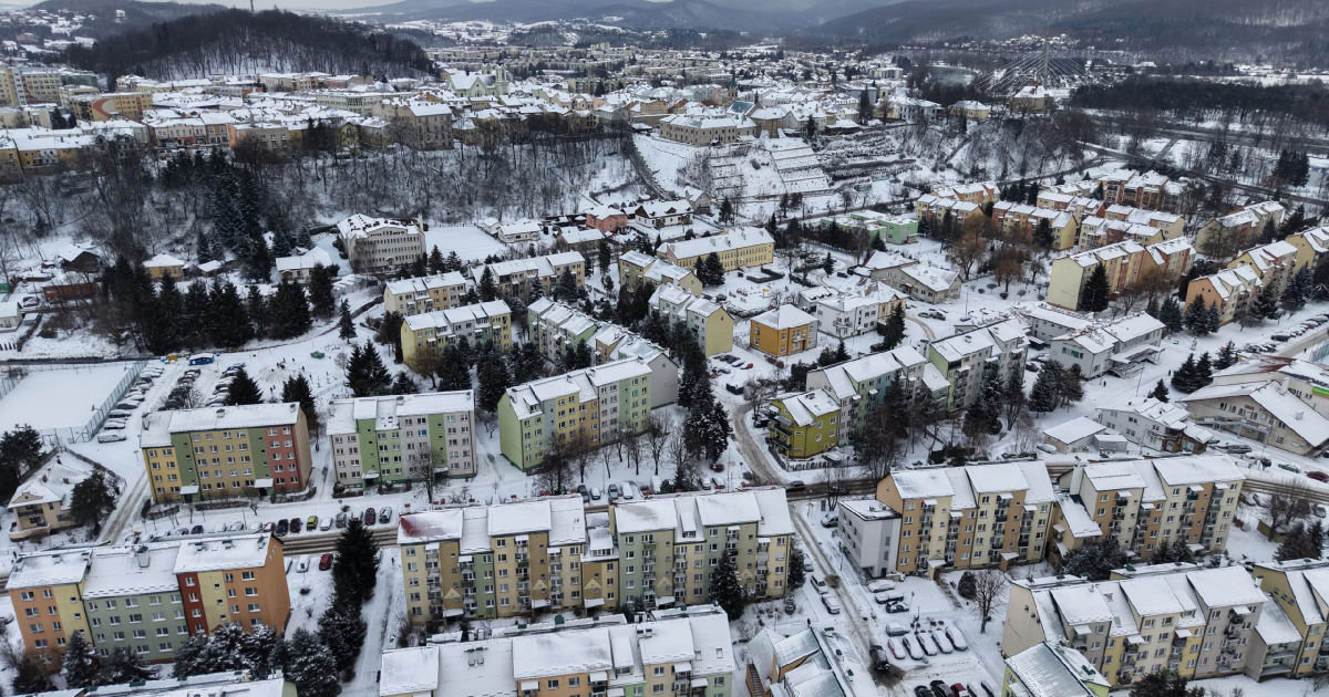 Sanok w zimowej odsłonie. Zobacz miasto z lotu ptaka [ZDJĘCIA]