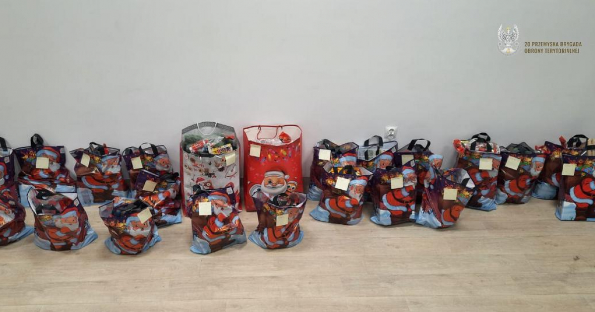 Żołnierze z Sanoka w roli św. Mikołaja. Mundurowi wsparli potrzebujące dzieci