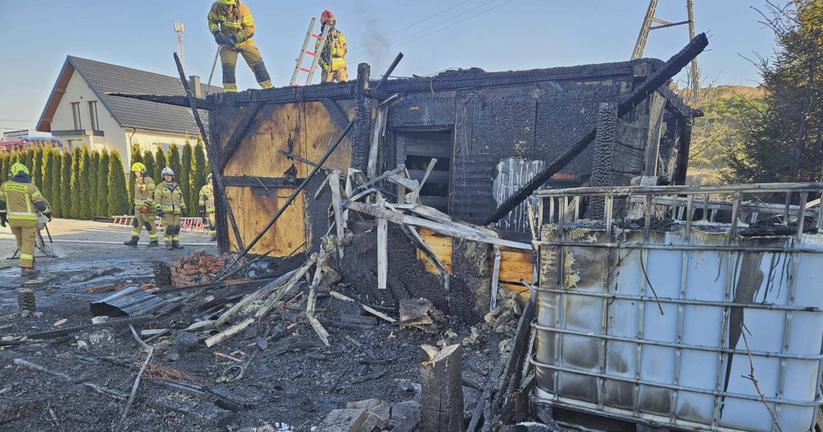 SROGÓW GÓRNY: Pożar wybuchł nad ranem. Palił się garaż [ZDJĘCIA]