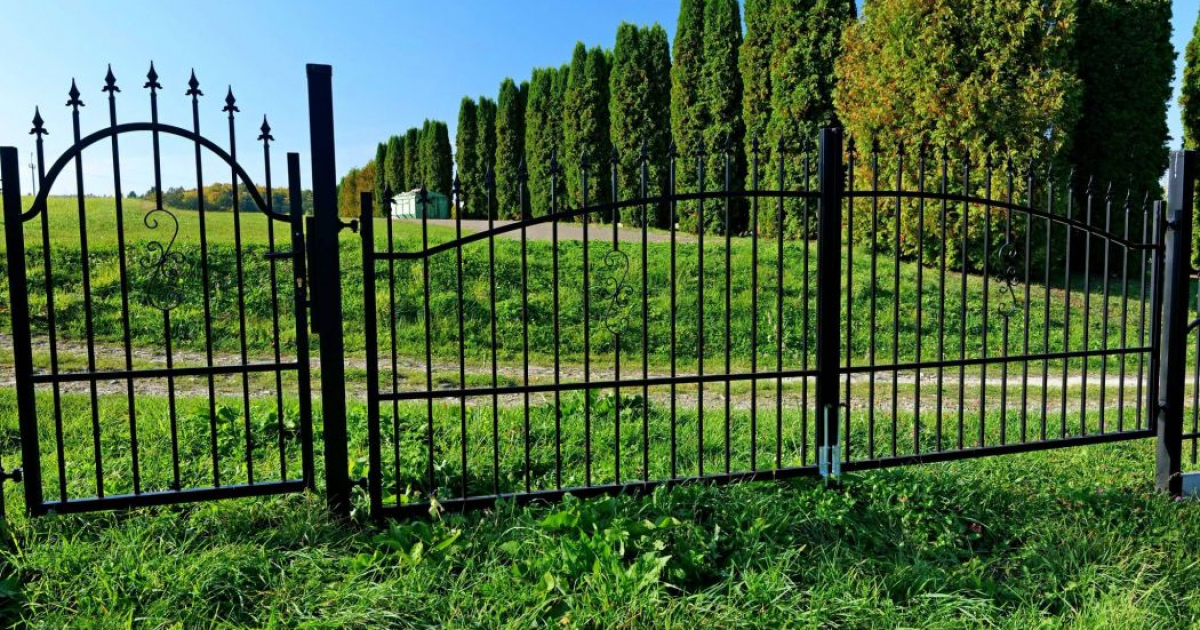 GMINA SANOK: Nowe ogrodzenia na cmentarzach w Płowcach i Stróżach Małych (ZDJĘCIA)