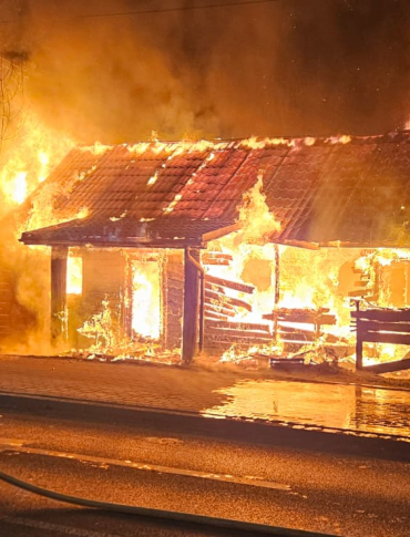 TYCZYN: Nocny pożar drewnianego budynku. Akcja gaśnicza trwała kilka godzin [ZDJĘCIA]