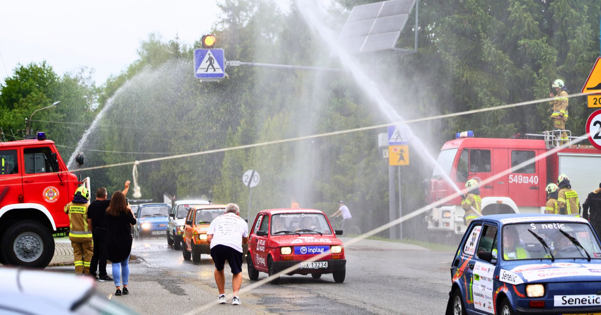 Wielka Wyprawa Maluchów w powiecie sanockim! Wyjątkowe powitanie w Tyrawie Wołoskiej [ZDJĘCIA]