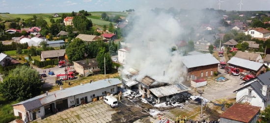 PILNE! Pożar zakładu regeneracji opon w Markowej. Z ogniem walczyło 90 strażaków z 24 jednostek [ZDJĘCIA]