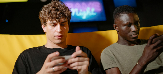 Jak technologia wpływa na rozrywkę online – trendy i bezpieczeństwo