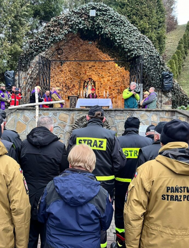 Tradycyjna Droga Krzyżowa służb mundurowych w Zwierzyniu [ZDJĘCIA]