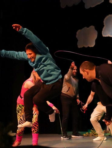 SANOK: Niezwykły spektakl w wykonaniu SP8. „Ojcowie na ratunek, czyli Jezioro Łabędzie w męskim wydaniu” [VIDEO, ZDJĘCIA]