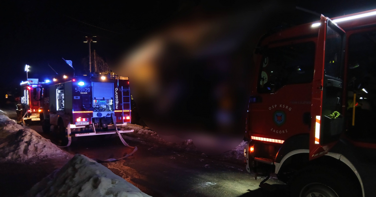 SANOK: Pożar domu przy ul. Wierzbowej. Strażacy apelują o kontrole kominów [ZDJĘCIA]