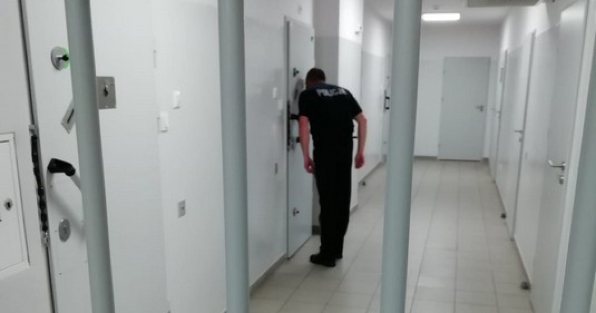 KROSNO: Uderzył ratownika i groził policjantowi. 27-latek trafił do aresztu