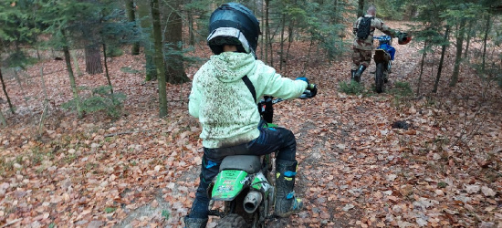 Motocyklowe rajdy po terenach leśnych