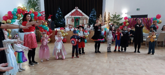 Bajkowe postacie opanowały parkiet w SPP4 w Sanoku! Karnawałowa zabawa dla najmłodszych [ZDJĘCIA]