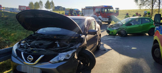 Czołowe zderzenie osobówek na serpentynach (FOTO)