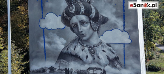 Odpocznij przy moście i spójrz na Królową Zofię. Niezwykły mural Arkadiusza Andrejkowa gotowy! (VIDEO, ZDJĘCIA Z LOTU PTAKA)