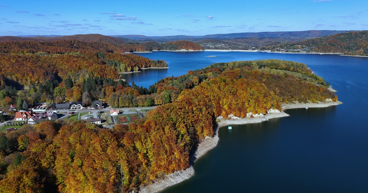 Polańczyk w kolorach jesieni. Magia natury nad Jeziorem Solińskim [VIDEO, ZDJĘCIA]