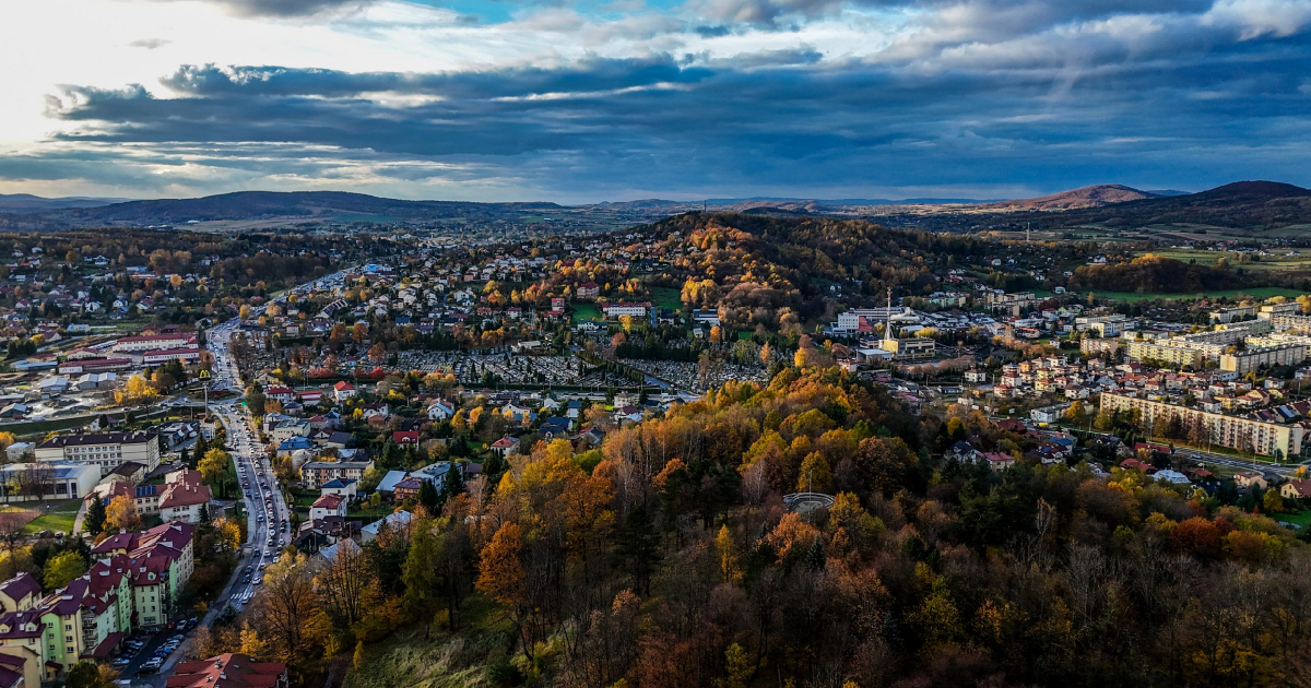 Sanok w jesiennej odsłonie. Magia natury nad miastem! ZOBACZCIE NAGRANIE Z LOTU PTAKA! [VIDEO, ZDJĘCIA]