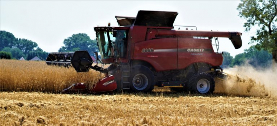 NADOLANY: Pijany wsiadł do kombajnu. Miał zakaz prowadzenia pojazdów