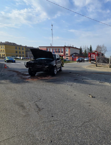 HACZÓW: Zderzenie nissana z renault. Dwie osoby trafiły do szpitala
