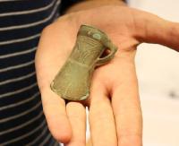 POSTOŁÓW: Znaleziono bezcenny skarb. Siekierka z brązu ma 3000 lat! (ZDJĘCIA)