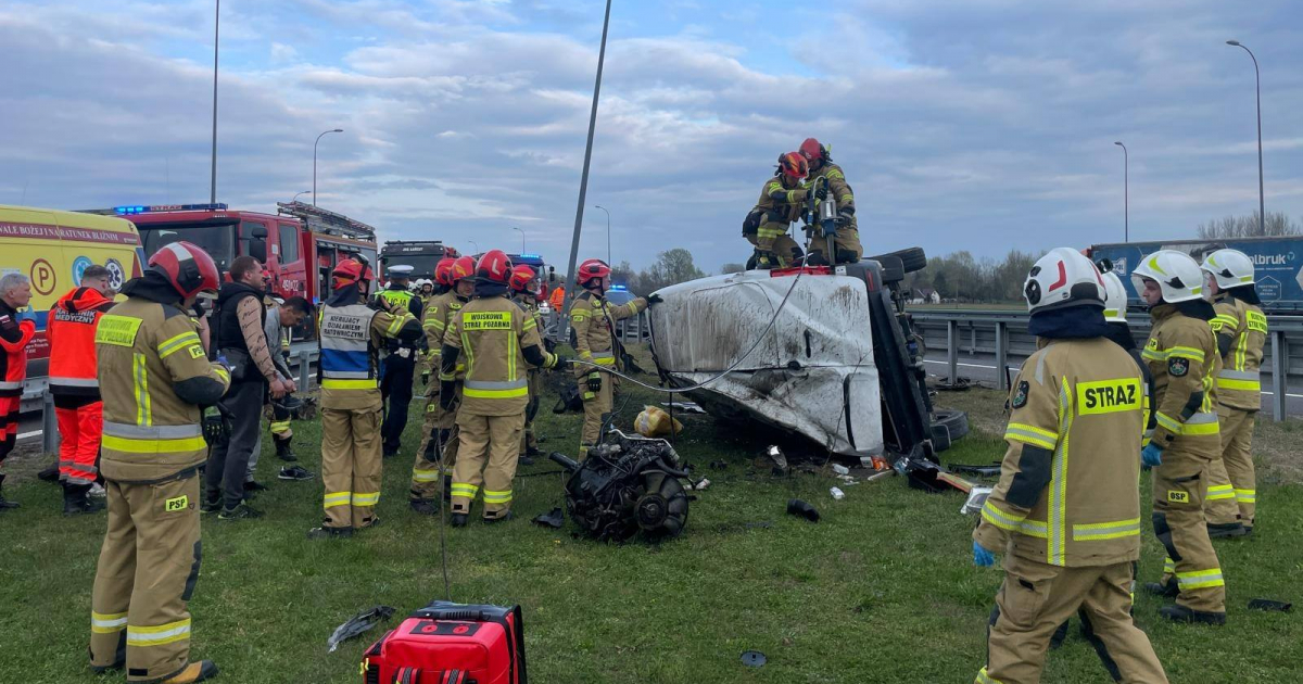 PODKARPACIE: Dachowanie busa na A4. Dwie osoby trafiły do szpitala [ZDJĘCIA]