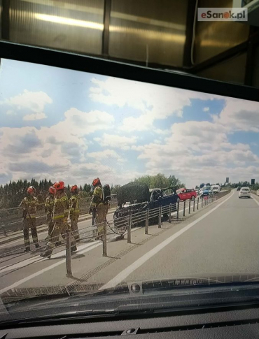 Pożar samochodu na obwodnicy Sanoka. Trwają prace służb [ZDJĘCIA]