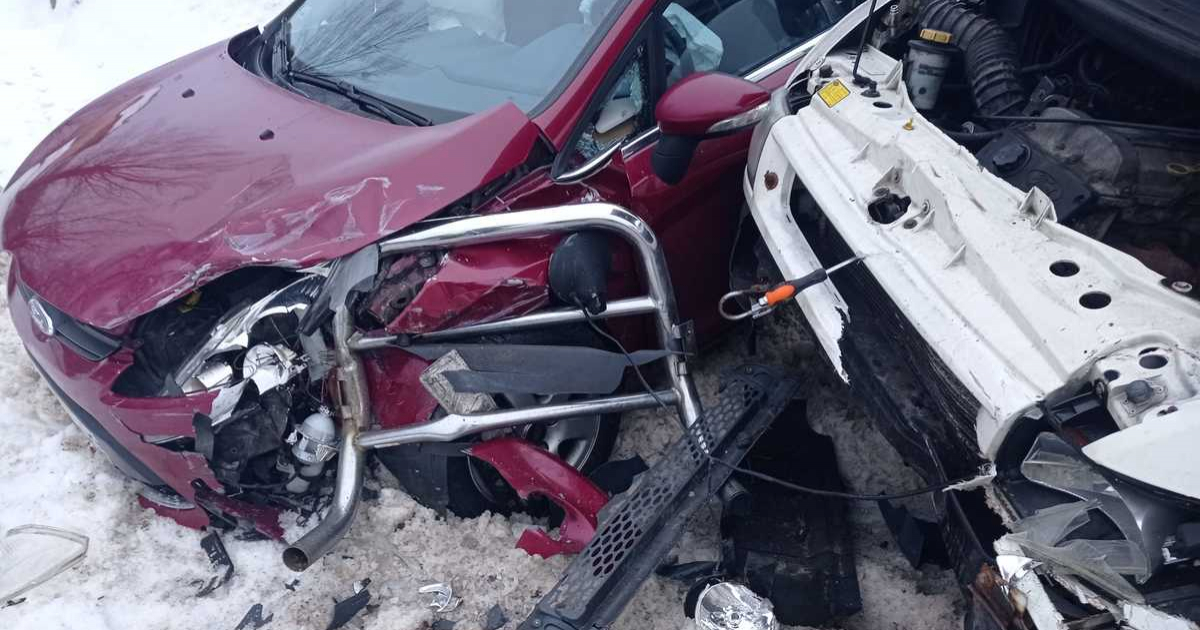 PODKARPACIE: Groźne zderzenie czołowe w Łopuszce Wielkiej. Dwie osoby trafiły do szpitala [ZDJĘCIA]