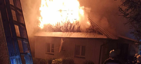 9 godzin gaszono nocny pożar domu pod Brzozowem. Ruszyła zbiórka na pomoc pogorzelcom (ZDJĘCIA)