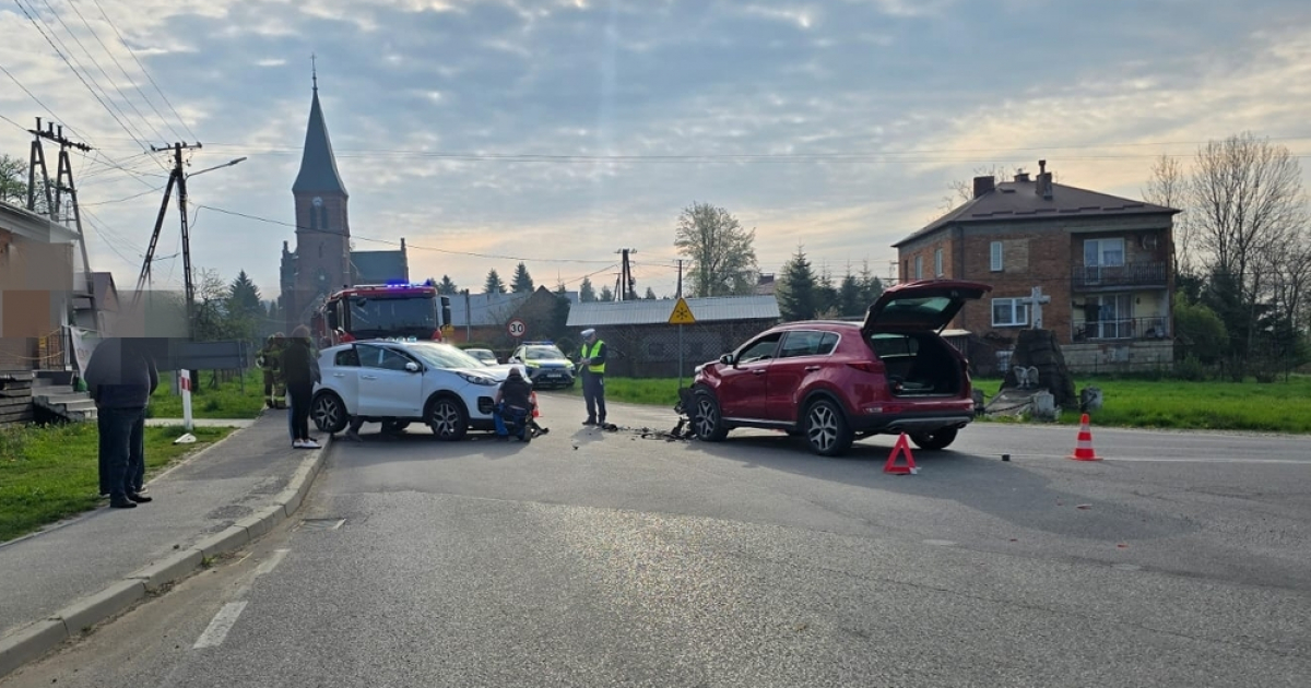 Groźne zderzenie dwóch osobówek w Trześniowie. Jedna osoba trafiła do szpitala [ZDJĘCIA]