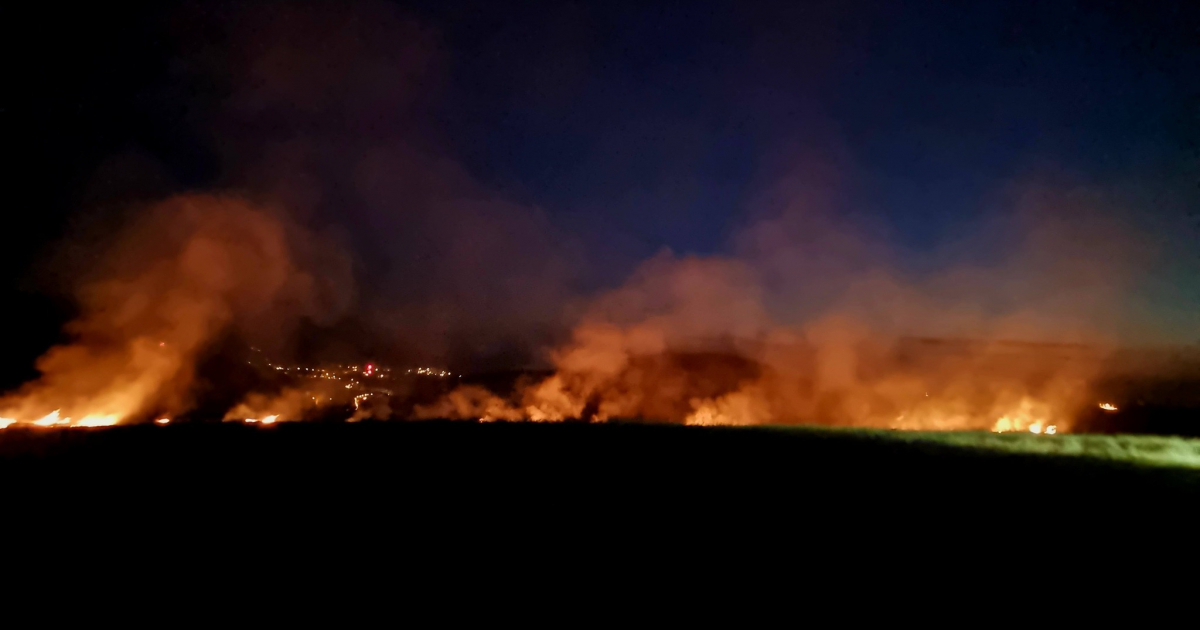 GRABÓWKA: Pożar traw na zboczu góry Jaworzyna. Trudna akcja strażaków