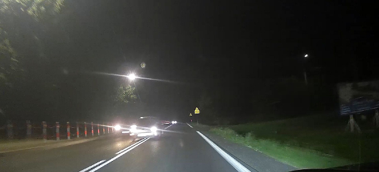 NOWOSIELCE: Niebezpieczne wyprzedzanie na podwójnej ciągłej (VIDEO)