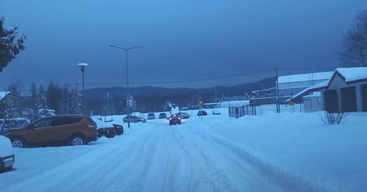 SANOK: Niebezpieczne warunki zimą przy SP1. Rodzice alarmują o działania służb [ZDJĘCIA]