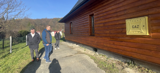 GMINA SANOK: Nowa elewacja Wiejskiego Domu Kultury w Dębnej