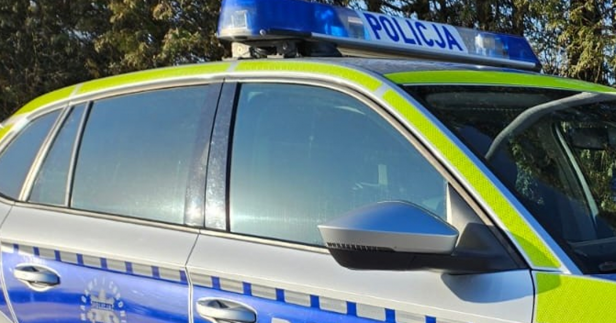 SANOK: Policjanci wyważyli drzwi, by ratować mężczyznę. Nieprzytomny 77-latek trafił do szpitala