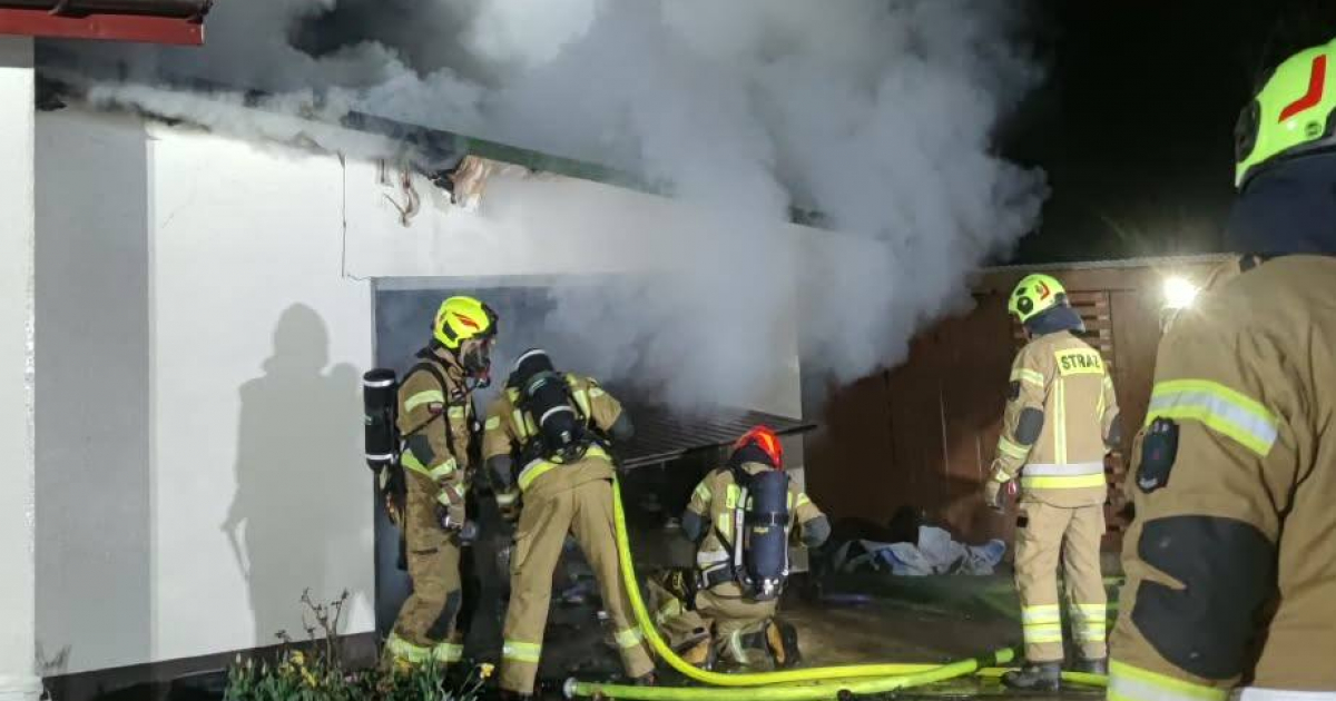 ZAGÓRZ: Groźny pożar garażu przy budynku mieszkalnym [ZDJĘCIA]