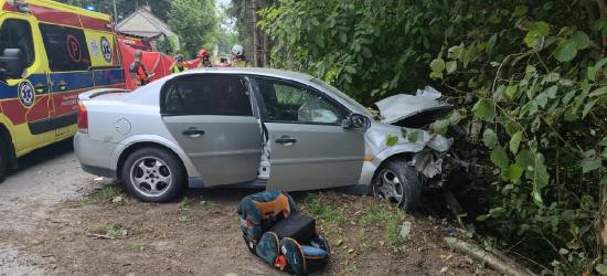 Zasnął za kierownicą i wjechał w betonowe ogrodzenie [ZDJĘCIA]