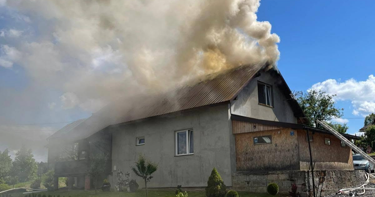 Pożar domu w Zmiennicy. Ruszyła zbiórka dla poszkodowanej rodziny [ZDJĘCIA]