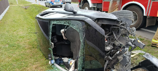 PODKARPACIE. Pijany i bez prawa jazdy uderzył peugeotem w przepust. Trafił do szpitala [FOTO]