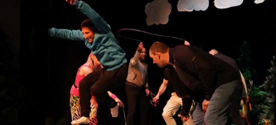 SANOK: Niezwykły spektakl w wykonaniu SP8. „Ojcowie na ratunek, czyli Jezioro Łabędzie w męskim wydaniu” [VIDEO, ZDJĘCIA]